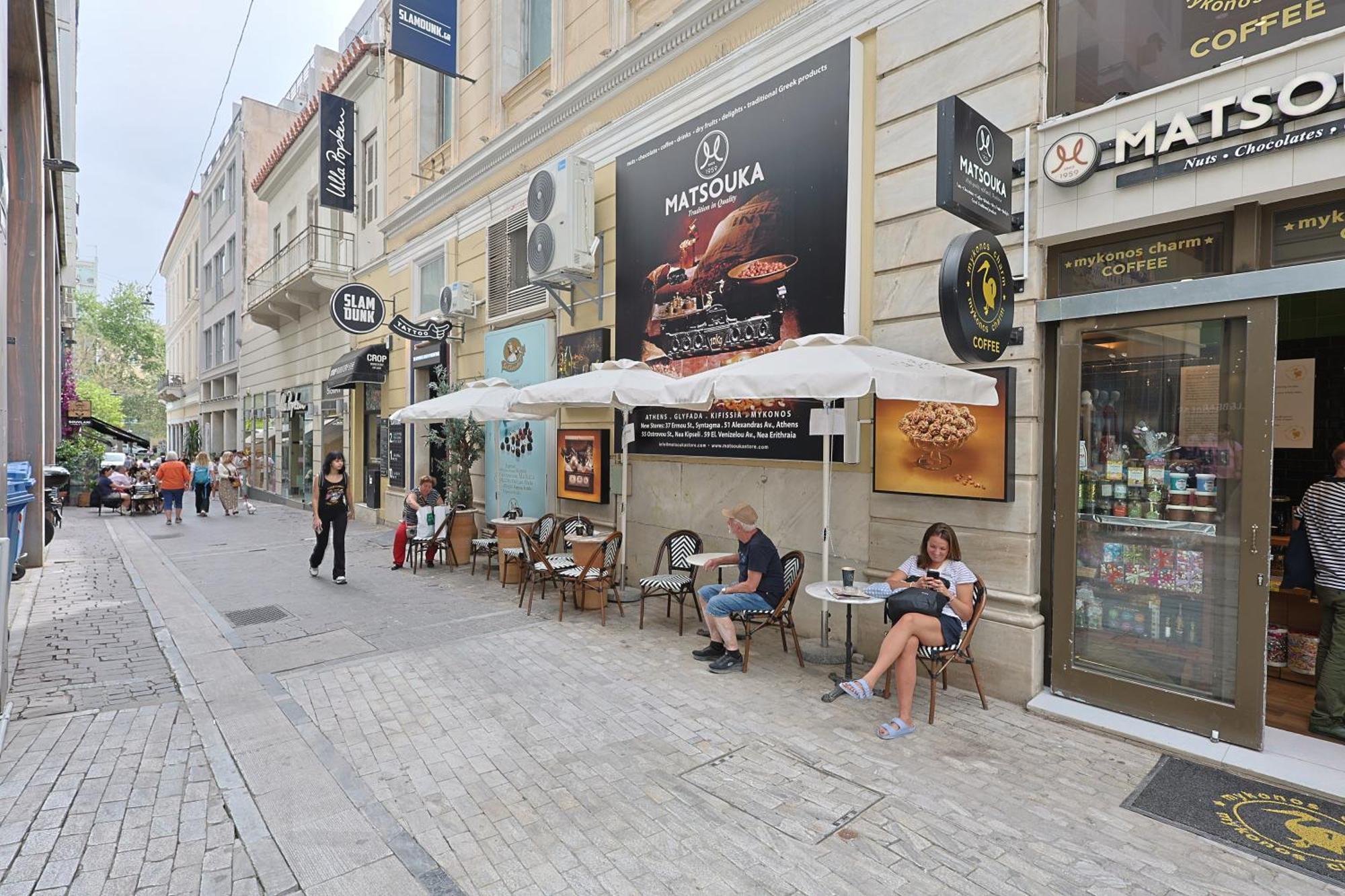 Your Cube Place At Ermou - Plaka